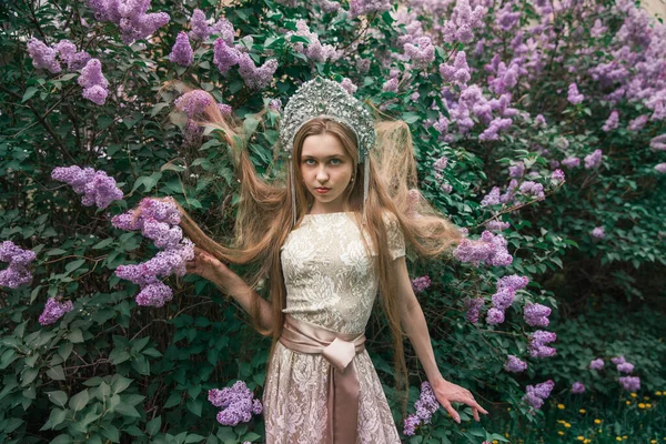 皇冠上的女孩华丽的女王从一个童话在开花的紫丁香中 金发碧眼 头戴银冠的金发美女 — 图库照片