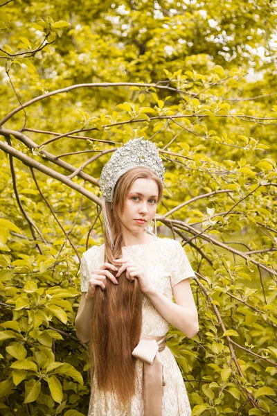 王冠の少女だ 花のライラックの間のおとぎ話から壮大な女王 美しいですブロンドとともに長い髪でAシルバーTiara — ストック写真