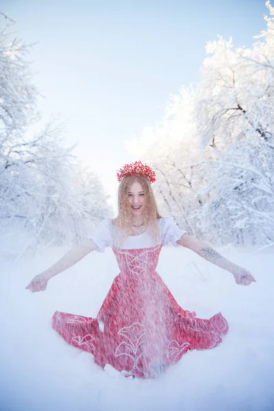 Regina Una Corona Rossa Tra Foresta Invernale Bella Ragazza Con — Foto Stock