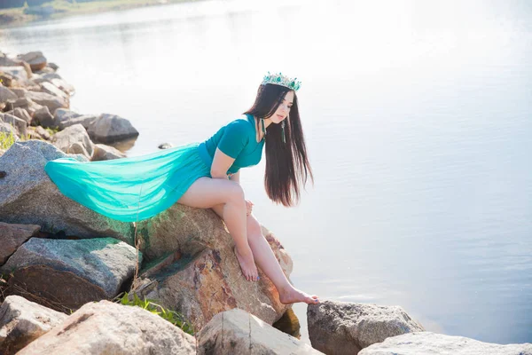 Королева Зеленій Сукні Потягом Смарагдовим Еороном Сексуальна Брюнетка Озері Дівчина — стокове фото