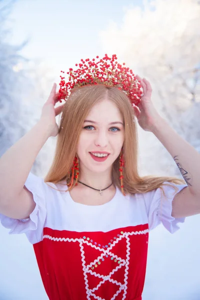 Rainha Uma Coroa Vermelha Entre Floresta Inverno Menina Encantadora Uma — Fotografia de Stock