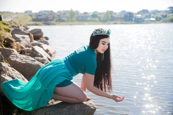 Královna Zelených Šatech Vlakem Smaragdovým Eoronem Sexy Brunetka Jezeře Dívka — Stock fotografie