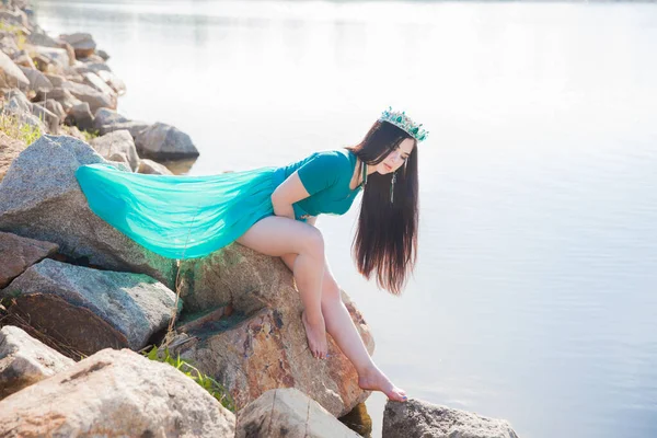 Королева Зеленій Сукні Потягом Смарагдовим Еороном Сексуальна Брюнетка Озері Дівчина — стокове фото