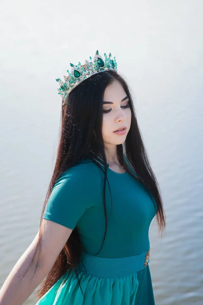 Královna Zelených Šatech Vlakem Smaragdovým Eoronem Sexy Brunetka Jezeře Dívka — Stock fotografie