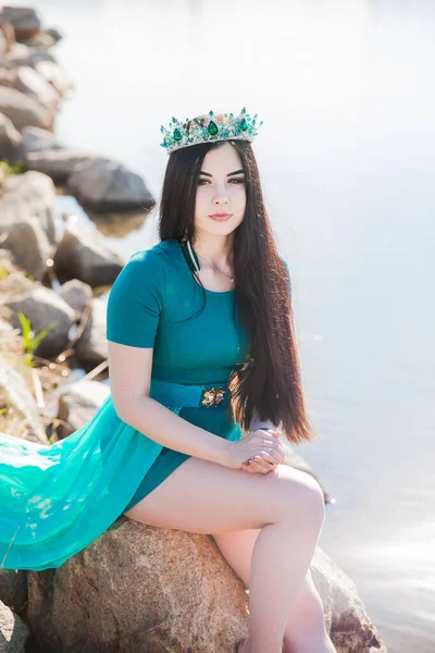 Koningin Een Groene Jurk Met Een Trein Smaragd Eorone Sexy — Stockfoto