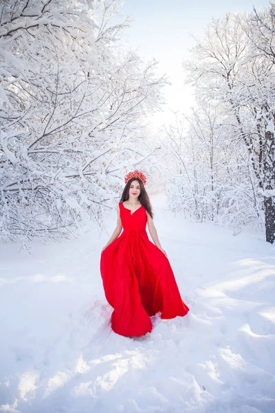 在冬天的森林里戴着一顶红色王冠的女王.可爱的女孩在一个 — 图库照片