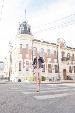 Avrupa şehirlerini dolaş. Çekici kız, eski binadaki kadın..