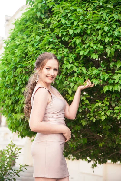 Aantrekkelijk Meisje Eva Tuin Van Eden Vrouw Een Mooie Appelboomgaard — Stockfoto