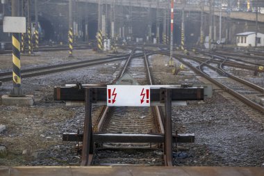 Beyaz işaretli bir tren çıkmaz. Konsept: seyahat yasak olduğu, yolun sonu