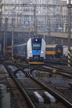 Tren İstasyonu demiryolu ile yaklaşıyor. Konsept: tren seyahat