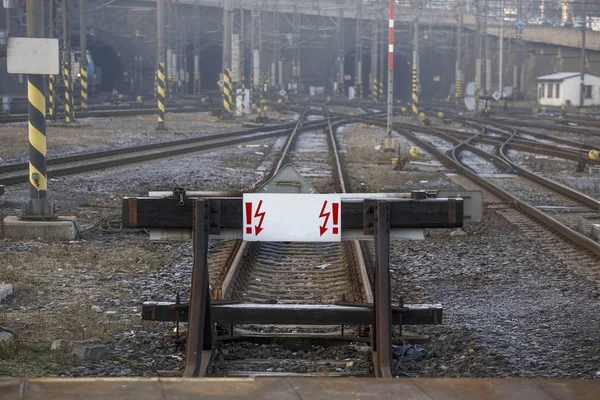 Beyaz işaretli bir tren çıkmaz. Konsept: seyahat yasak olduğu, yolun sonu