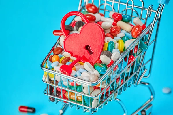 Cesta Pastillas Candado Rojo Forma Corazón Fondo Azul Concepto Corazón — Foto de Stock