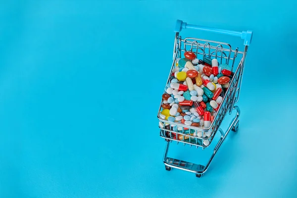 Cesta Pastillas Fondo Azul Concepto Salud Usando Medicamentos Copiar Espacio — Foto de Stock