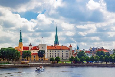 Riga Castle, Letonya Başkanı ile merkezi ve nehir Dvina içinde eski şehrin görünümü