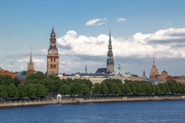 Riga Castle, Letonya Başkanı ile merkezi ve nehir Dvina içinde eski şehrin görünümü