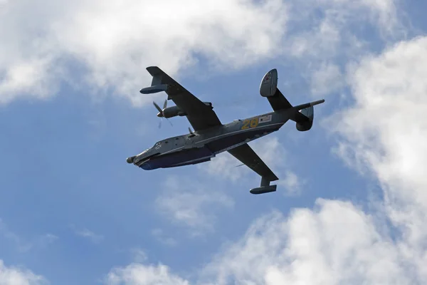 Amfibieën Vliegtuig Worden Vlucht Een Achtergrond Van Blauwe Hemel Wolken — Stockfoto