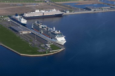 Birkaç Cruise gömlekleri bağlantı noktası en iyi manzaraya palamarla. Deniz port St. Petersburg