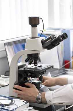 Laboratuarda mikroskop eller bilim adamı ayarlayın