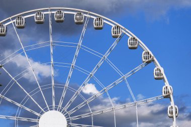 Kabin dönme dolap mavi gökyüzü bulutlu karşı