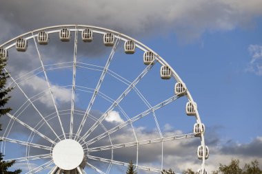 Kabin dönme dolap mavi gökyüzü bulutlu karşı