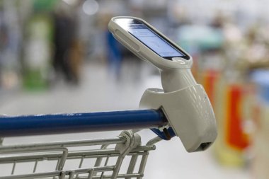 Barkod tarayıcı deposunda bulunan alışveriş sepeti