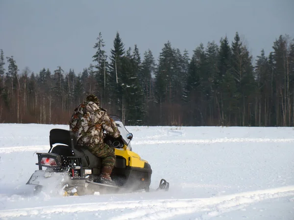 Homme Chasseur Tenue Camouflage Chevauchant Une Motoneige — Photo