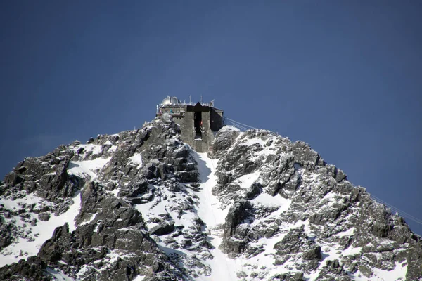 Estação Elevação Topo Topo Montanha Rochosa Coberta Neve — Fotografia de Stock