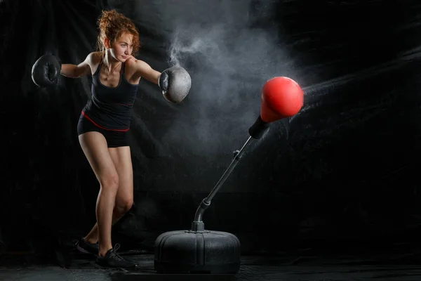Hermosa Mujer Perforando Una Bolsa Boxeo Con Guantes Boxeo Gimnasio — Foto de Stock