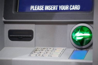 Düğmeleri ve kart okuyucu Atm. Ekranın üzerinde yazıt: Lütfen kartınızı takın