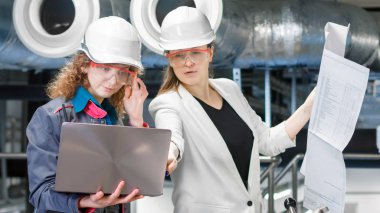 Kız Teknik ve kız mühendis çizimler bak. Takım tartışırken iş birlikte site projede mühendis. Çünkü o gülümseme mutlu çalışma alanında başarılı proje ile.