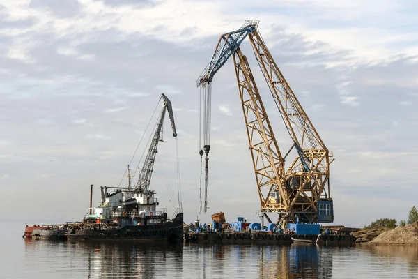 Floating Cranes Loaded Goods Water — Stock Photo, Image