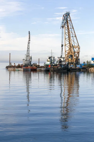 Schwimmkräne Luden Güter Auf Dem Wasser — Stockfoto