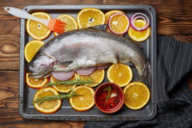 Bütün taze somon portakal ile hazırlanması