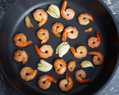 Kızarmış karides Tavada sarımsak ile soyulmuş.