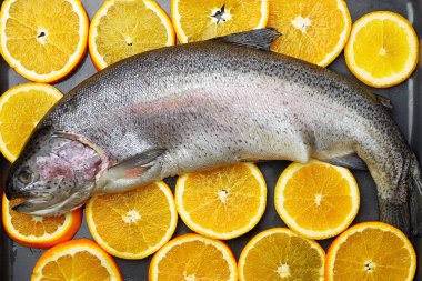 Bütün taze somon portakal ile hazırlanması