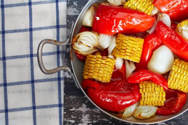 Bir tavada sebze Fried Mısır