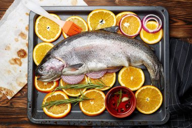 Bütün taze somon portakal ile hazırlanması