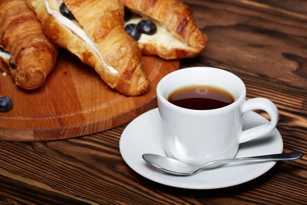 Kopp Kaffe Och Croissanter Camembert Ost Blåbär Trä Bakgrund — Stockfoto