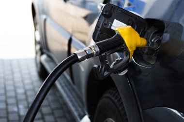 benzin istasyonunda silah araba tank içine eklenir