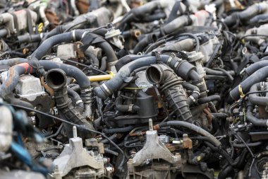 Bir sürü araba motorları. Araba derleme, yedek parça ticaret