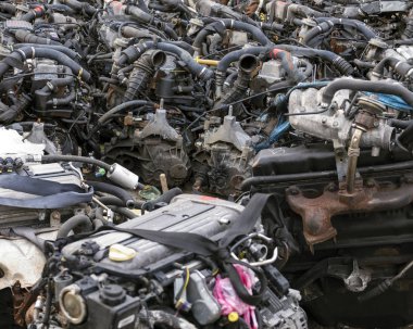 Bir sürü araba motorları. Araba derleme, yedek parça ticaret