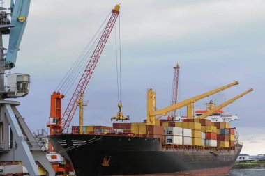 İçin yükleme limanında demirlemiş büyük konteyner gemisi