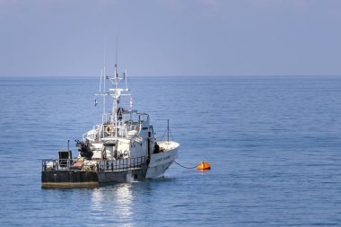 Beyaz siyah sahil güvenlik gemisi denizde..