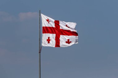 Mavi gökyüzü arka planda Gürcistan bayrağı