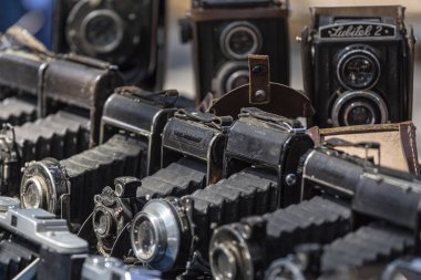 Tbilisi, Gürcistan, 01.09.2018: Eski kameralar Tiflis piyasada satılan