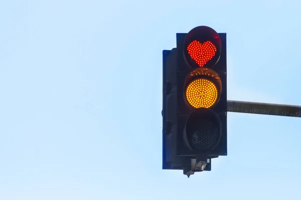 Trafikljus Med Röda Hjärtformade Signal Mot Blå Himmel — Stockfoto