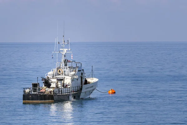 Weißes Schiff Der Schwarzen Küstenwache Auf See — Stockfoto