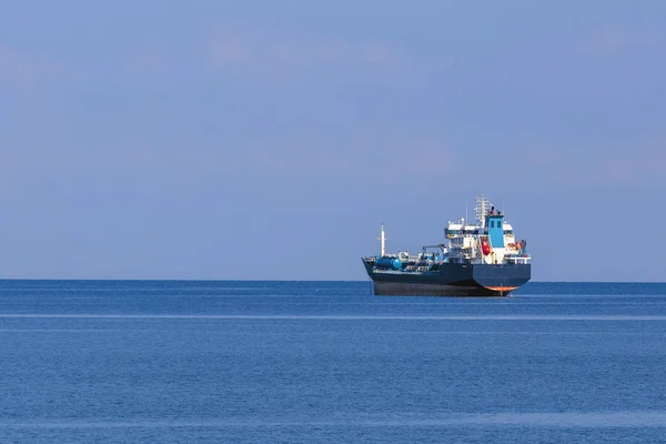 Морской Грузовой Корабль Море Фоне Морского Горизонта Безоблачного Неба — стоковое фото