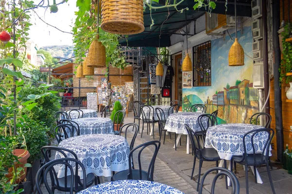Tiflis, Gürcistan, 01.09.2018: Gürcü kafe açık havada.