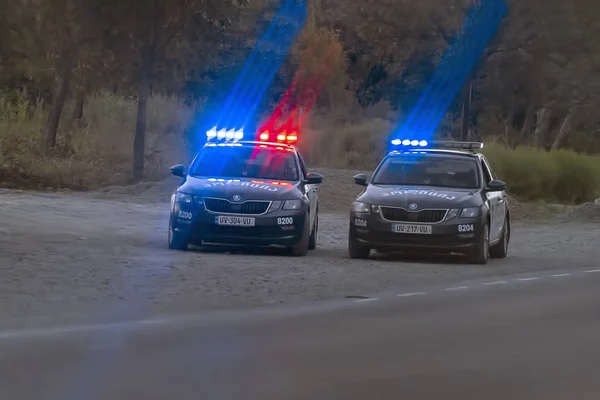 Tiflis, Gürcistan, 01.09.2018: İki polis devriye arabası kırmızı ve mavi ile yolda ışıklar